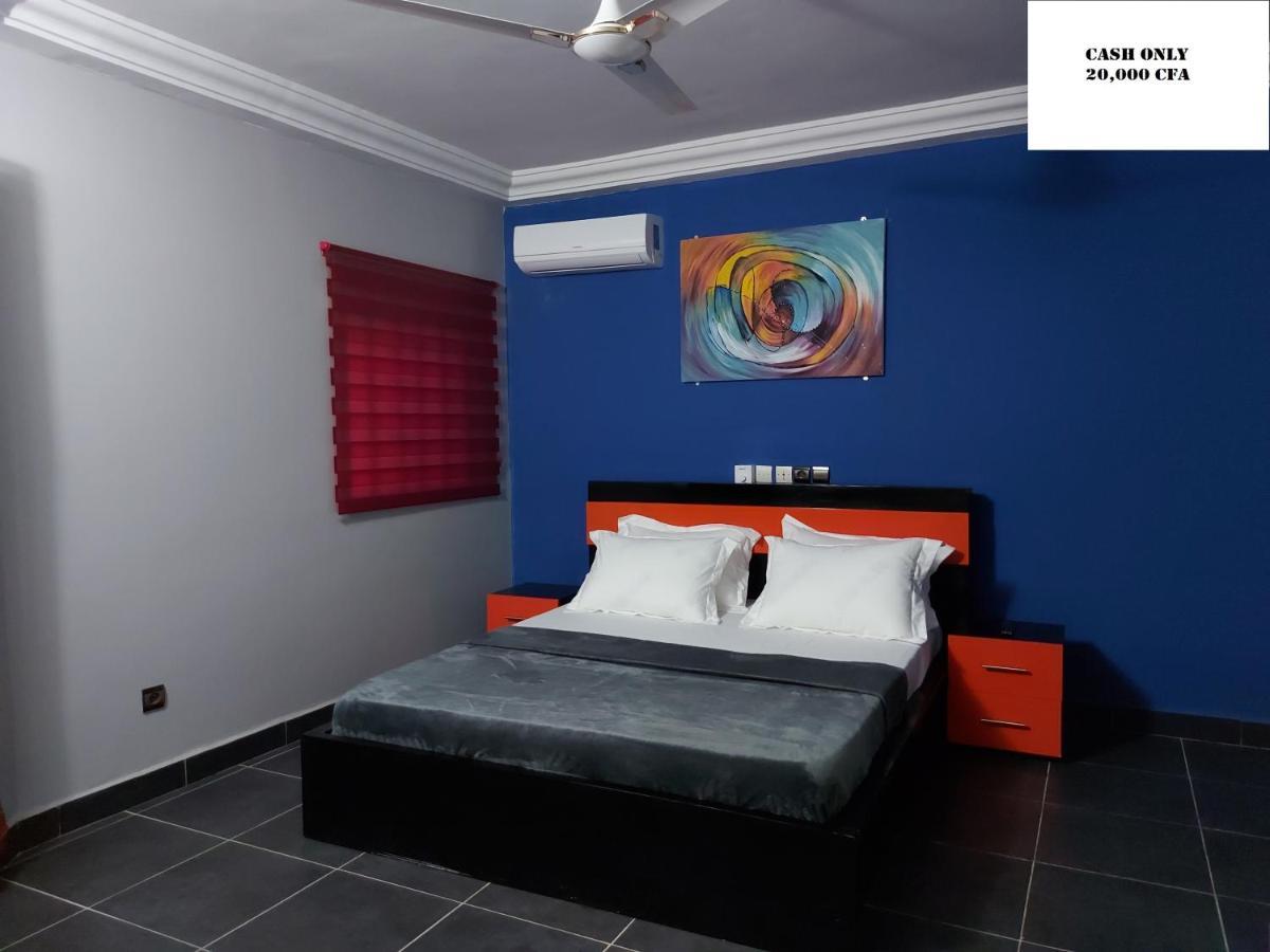 Royal Blue Guest House & Bar Ломе Экстерьер фото