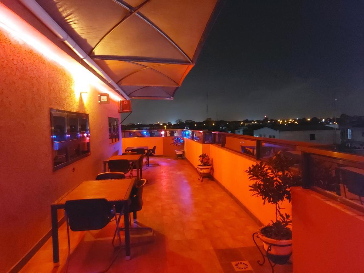 Royal Blue Guest House & Bar Ломе Экстерьер фото