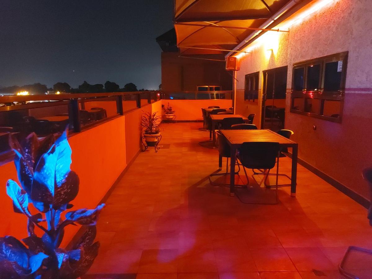 Royal Blue Guest House & Bar Ломе Экстерьер фото
