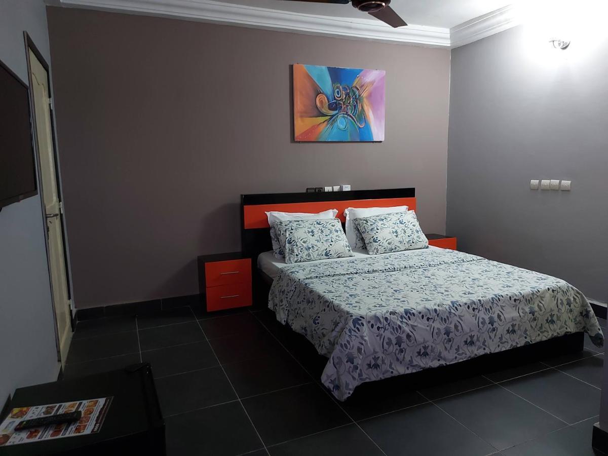 Royal Blue Guest House & Bar Ломе Экстерьер фото