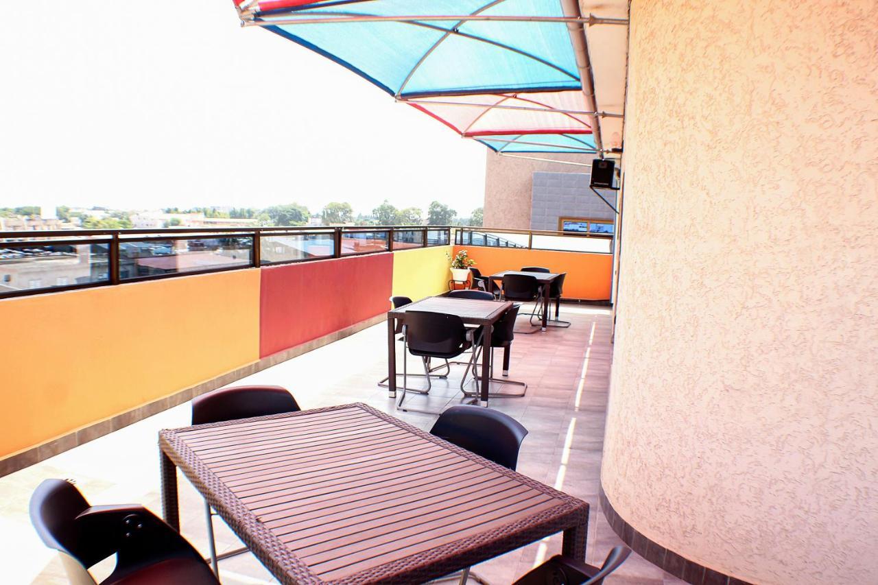 Royal Blue Guest House & Bar Ломе Экстерьер фото