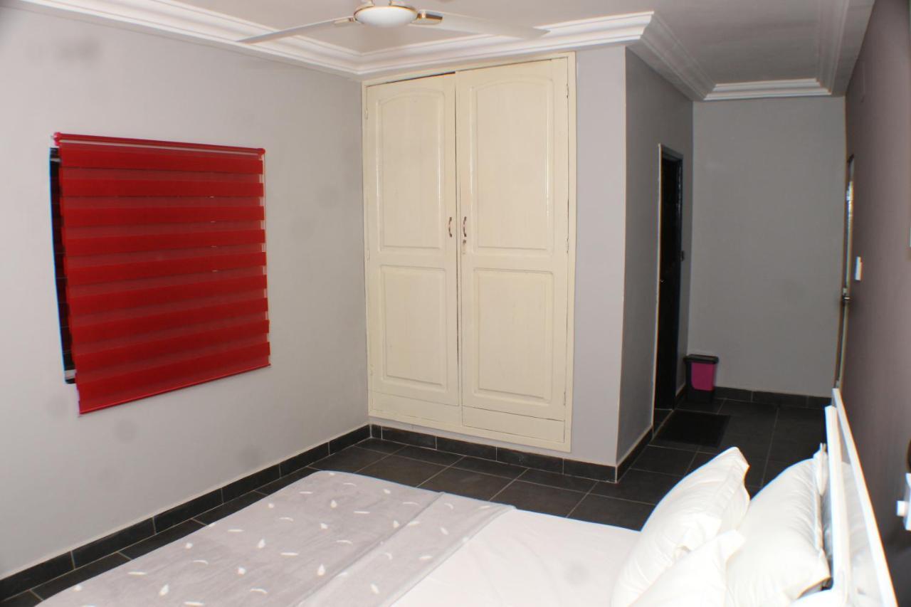 Royal Blue Guest House & Bar Ломе Экстерьер фото