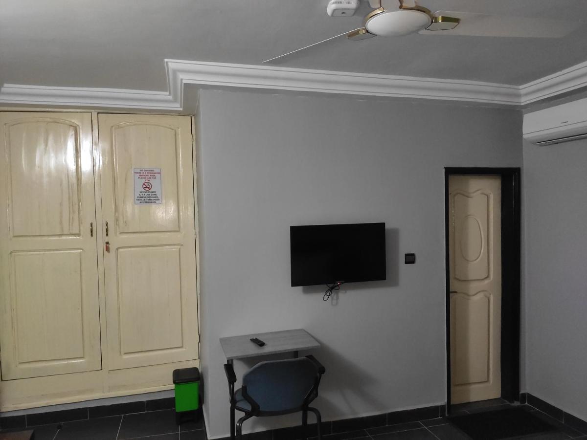 Royal Blue Guest House & Bar Ломе Экстерьер фото